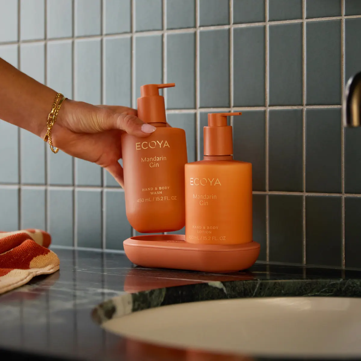 ECOYA Hand & Body Lotion 450ml - Mandarin Gin, view 5